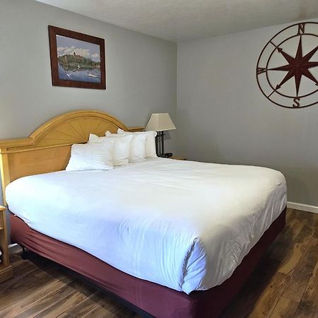 Captain'S Inn And Suites Alexandria Bay Exterior foto