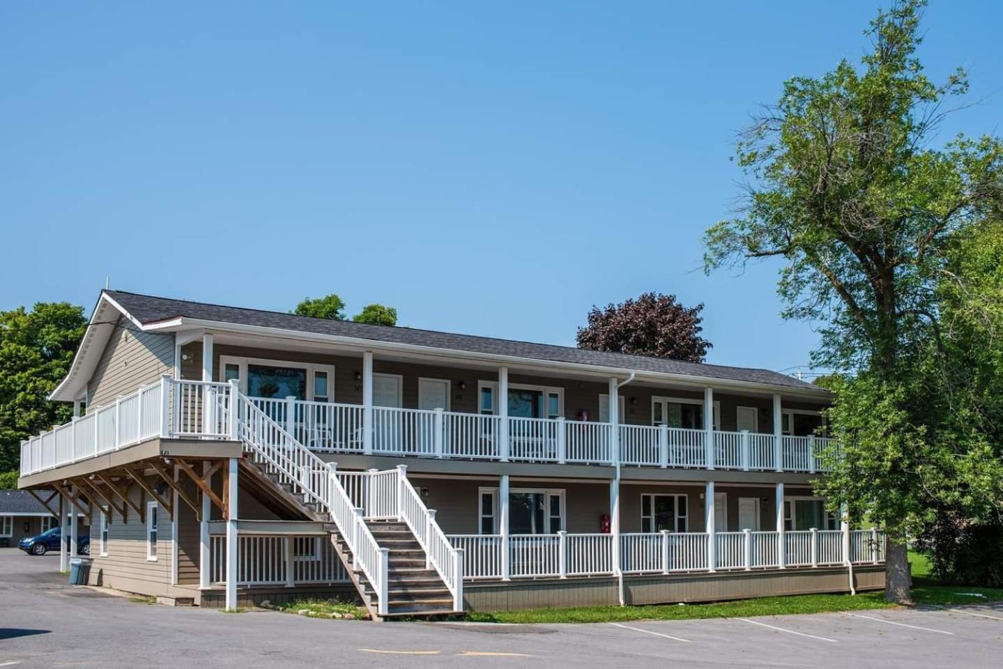 Captain'S Inn And Suites Alexandria Bay Exterior foto